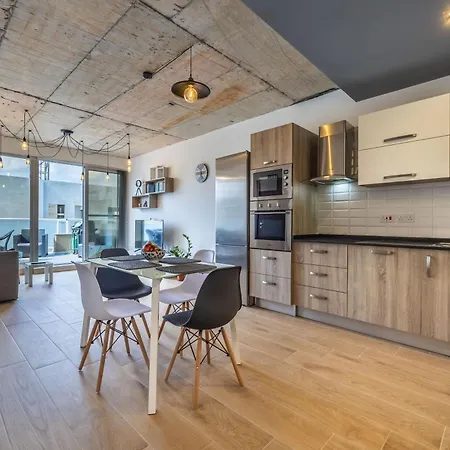 New Modern Penthouse 2 Minutes From Seascape Apartment