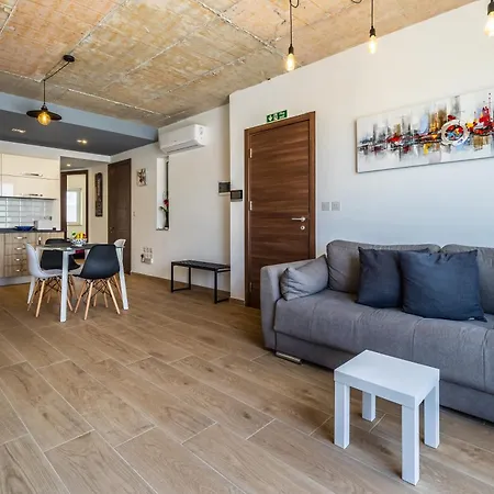 New Modern Penthouse 2 Minutes From Seascape شقة