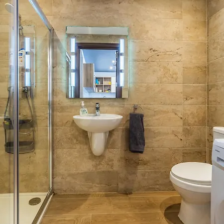 New Modern Penthouse 2 Minutes From Seascape Apartment